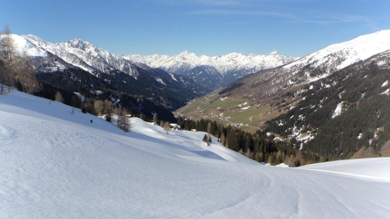 Abfahrt zum Schranzberghaus und Naviserhütte dahinter das Navistal.