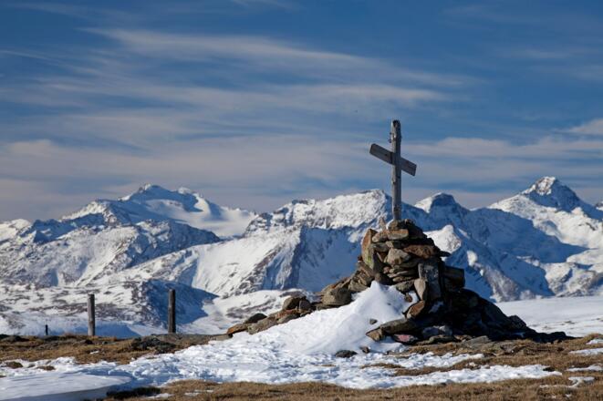 Gipfelkreuz auf der Zechnerhöhe mit Hochalmspitze (links hinten) &amp; Gr. Schober (rechts hinten)