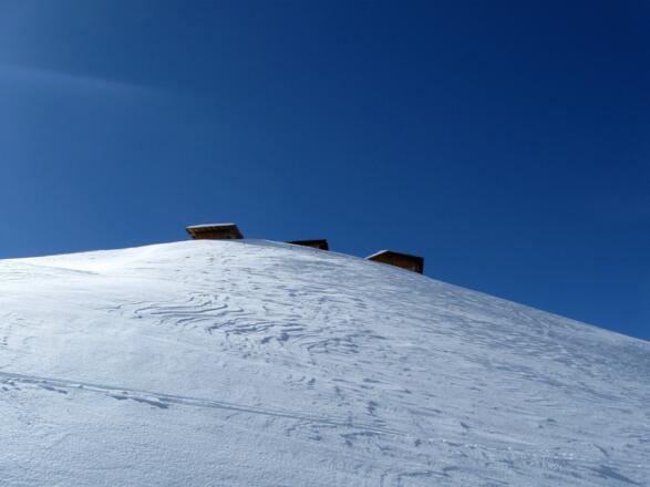 Noch einmal um den Kupfnerberg herum sieht man die Hütten der Möslalm bereits.