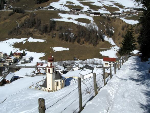 Grandioses Abschlußbild. Zum Schluß geht man entlang des Zaunes oberhalb der Kirche und erreicht über eine Wiese den Ausgangspunkt.