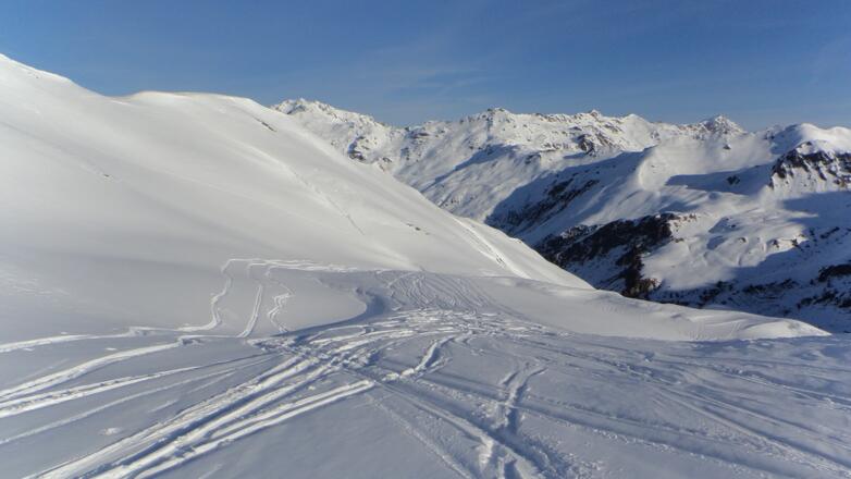 Noch ein Blick zurück über das Aufstiegsgelände, rechts der Bildmitte die Sonnenspitze.