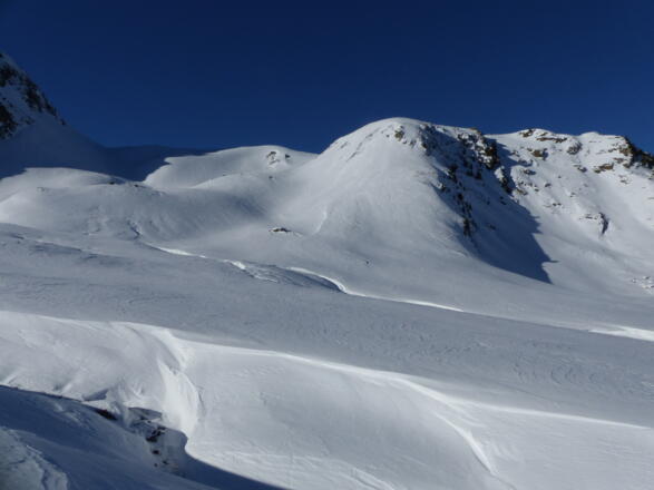 Links vom markanten Schneekopf (2281 m) gelangt man zum Rücken bzw. in das Becken der Schafalm.