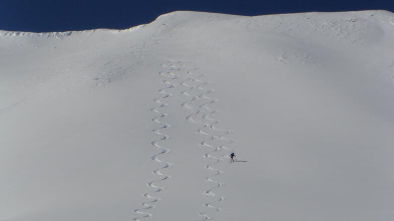 Herrliche knapp über 30 Grad steile Hänge ins Außergriff.