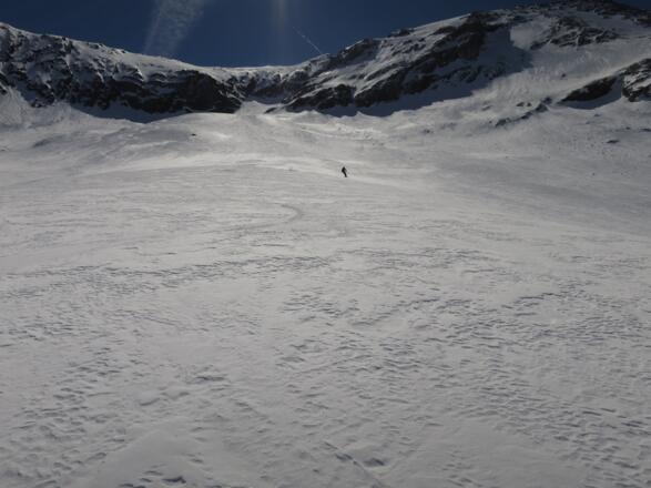 ... vor allem orografisch links der Aufstiegsspur, bietet das Gelände genügend Raum.