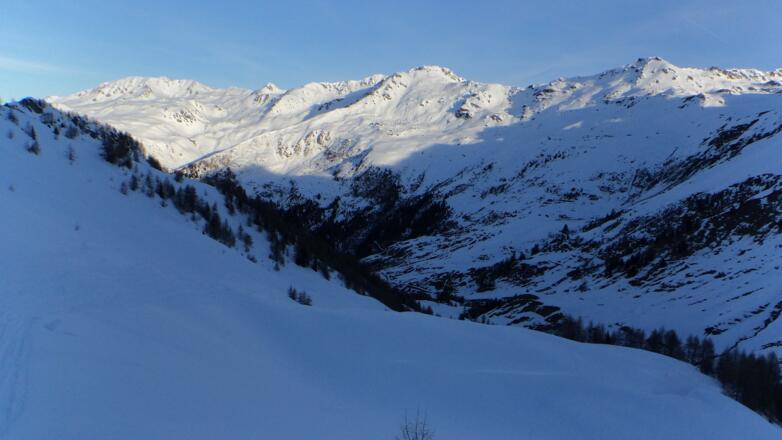 Blick zurück, Aufstieg aus dem Tal rechts befindet sich die Klammalm (Nicht im Bild) Im Hintergrund von rechts nach links Pfoner Kreuzjöchl, Seeblesspitze, Grafmartspitze, und Sonnenspitze.