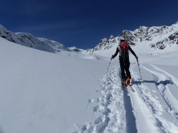 Im Roßkar öffnet sich eine wunderschöne Hochgebirgslandschaft mit weitläufigen Mulden und Kuppen.