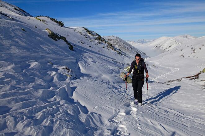 Das kleine Abstiegs-Tälchen, das von der Königstuhlscharte zum Steilhang Richtung Rosaninsee leitet