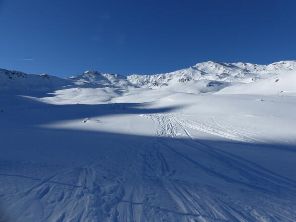 Blick über die Schafalmböden. Ganz hinten der Rote Kogel.