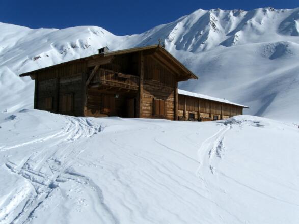 Blick von der Kapelle zur Alm. 