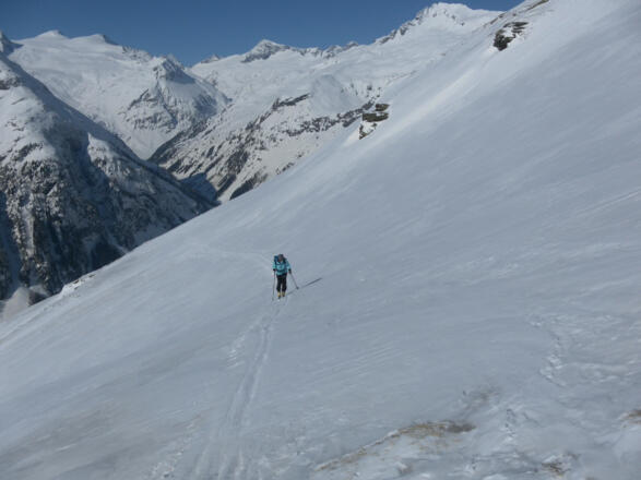 Querung des Daberkögele mit Blick ins Gschlößtal