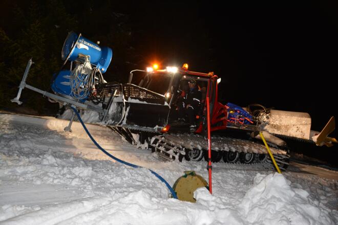 Pistenraupe beim Schneekanonen versetzen. 