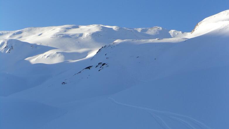 Nach der Steilstufe erreicht man die Untere Knappenkuchl und erblickt das erste Mal den Gipfel des Naviser Kreuzjöchl.