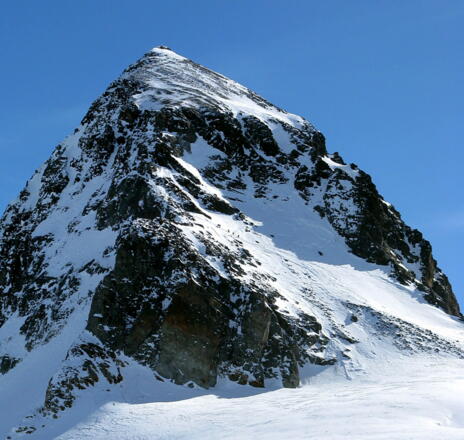 Der Gipfelaufbau vor uns. Mittig die &quot;Felspassage&quot; auf uns zulaufend. Im unteren Schneefeld fünf Personen gehend!