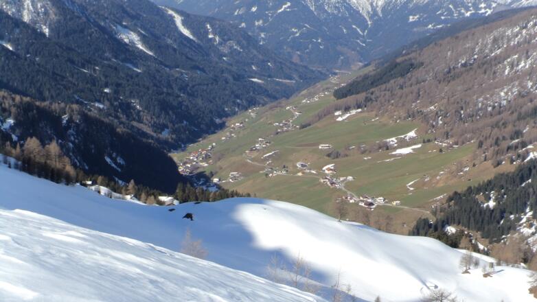Kurz vor dem Schranzberghaus muß man nochmals einen steilen Hang queren. Bei hoher Lawinengefahr die Abfahrt durchs Außergriff meiden.