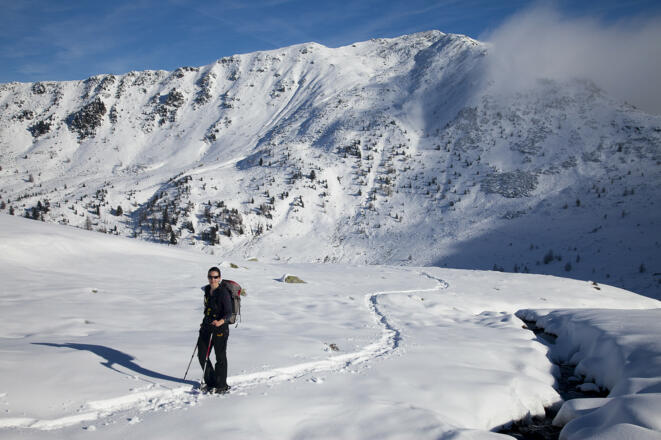 Nahe des Rosaninsees; unser Abstieg erfolgt hier entgegensetzt der Schneeschuhgeherin am Foto