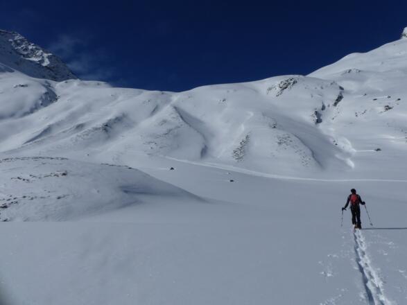 Über den Rücken (ca. Bildmitte) führt der Anstieg mitunter steil hinauf ins Roßkar.