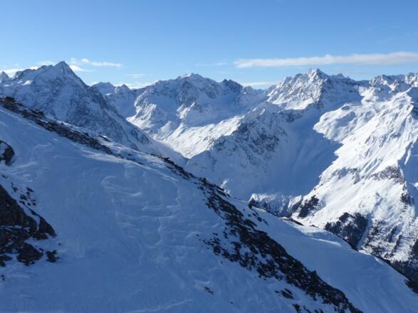Blick in das Lisensertal. Ganz links der Lisenser Fernerkogel.