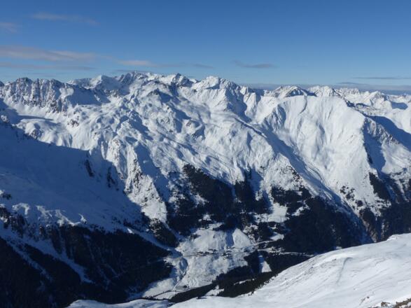 Blick vom Gipfel hinunter zum Bergsteigerdorf &quot;Praxmar&quot;.