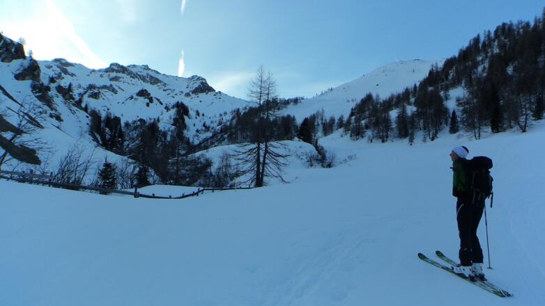 Kurz vor der Klammalm nützt man das Gelände aus und steigt an günstiger Stelle zur Unteren Knappenkuchl auf.