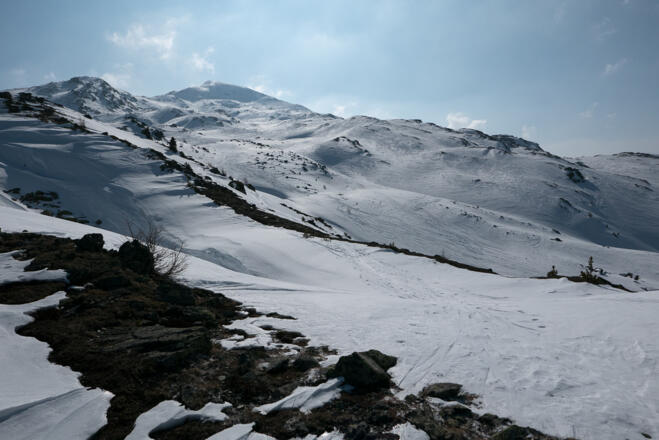 Erster Blick auf den Morgenkogel. Der Weiterweg zieht geradeaus und quert unterhalb des Gipfels nach rechts auf einen Rücken.
