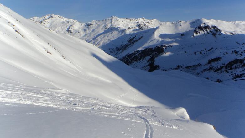 Blick zurück, die Klammalm befindet sich rechts im Schatten, der Aufstieg erfolgt entlang der steilen Nordosthänge, daher sichere Verhältnisse abwarten.