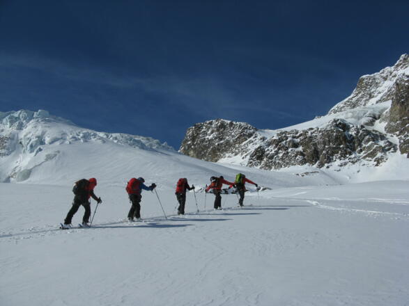 Vor uns die markanten Ostwände des Silvrettahorns an denen wir nahe vorbeigehen werden!! 