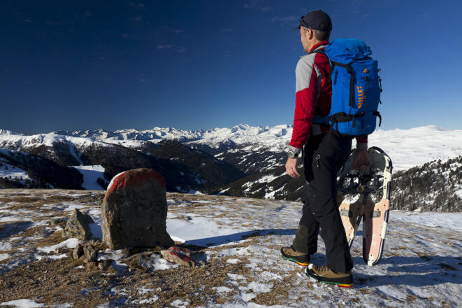 Auf der Kammüberschreitung müssen die Schneeschuhe u. U. desöfteren abgeschnallt werden (hier am Stubennock)