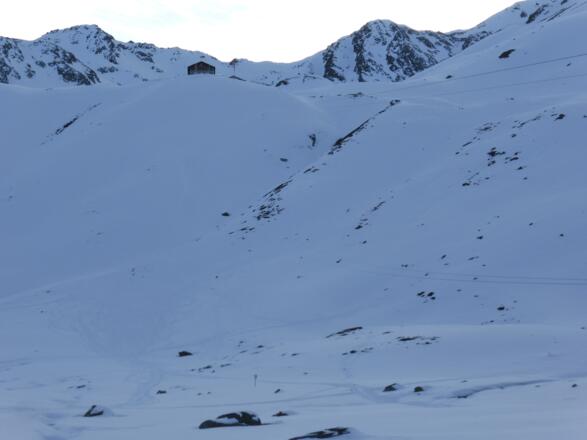 Der letzte Anstieg zur Hütte. In Serbentinen entlang des Baches.