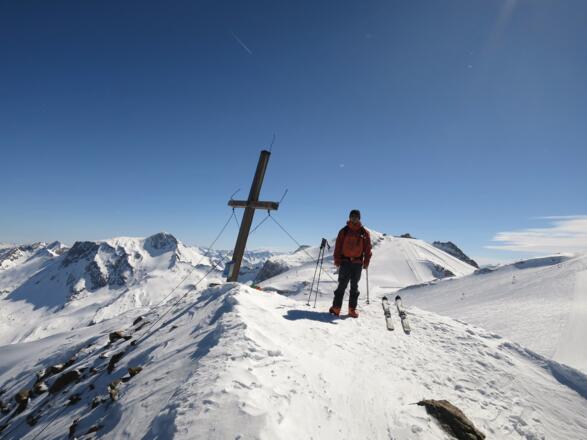 Am Gipfel. Blick nach Osten in das das Hintertuxer Skigebiet mit Hohem Riffler (links) und Gefrorne-Wand-Spitzen (rechts).