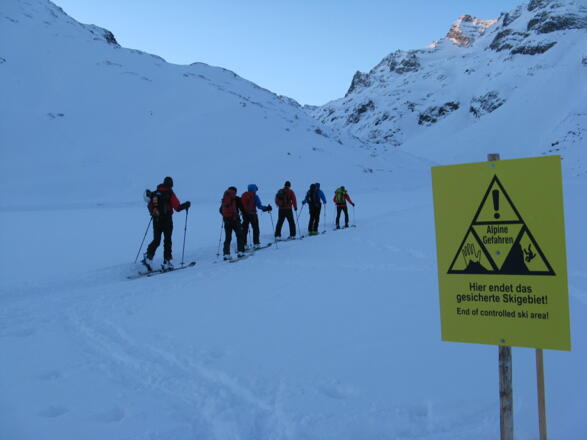 Nach ca. 30 Minuten haben wir den Silvrettasee durchquert und gehen ins alpine Gelände! Achtung: Zustiegsänderung!