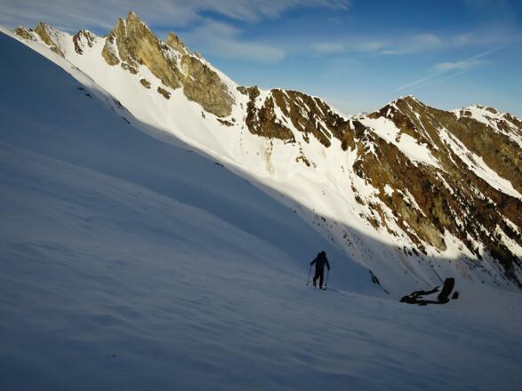 Das Gelände kann kleinräumig gut genützt werden, um komfortabel aufzusteigen. Einige Spitzkehren kommen dennoch zusammen.