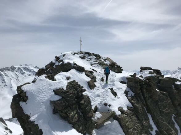 Letzten Meter zum Gipfelkreuz zu Fuß