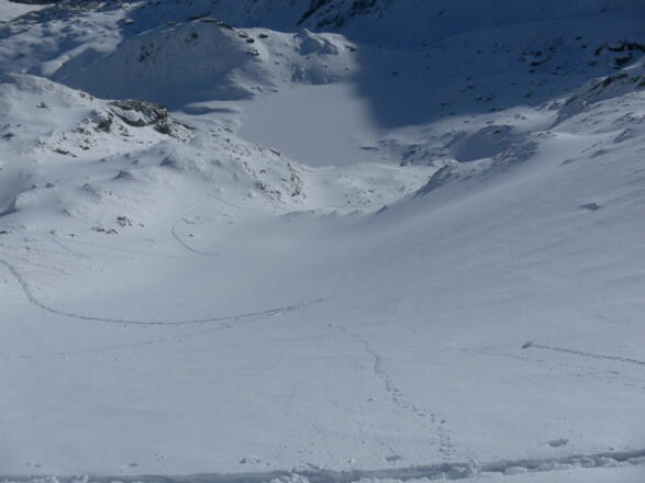 Tiefblick zum Bergsee