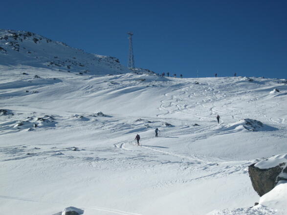 Unter der Materialseilbahn durch