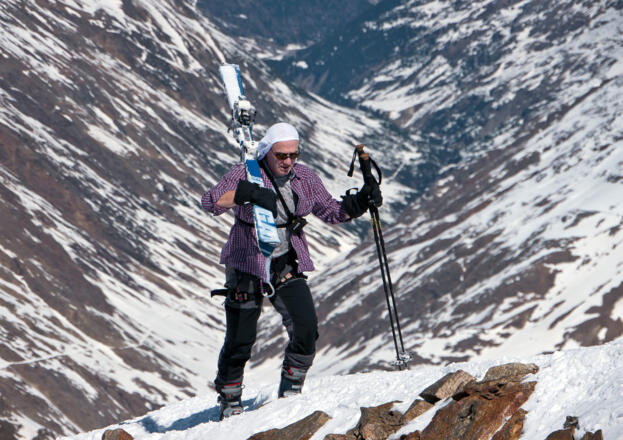 Gipfelanstieg auf den Similaun, im Hintergrund das Niedertal Richtung Vent
