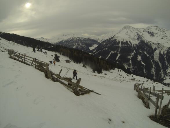 Die letzten Meter zur Alm, im Hintergrund in Bildmitte der Mölserberg und rechts davon der Malgrübler, beides Schitourenziele.