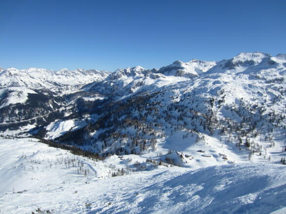 Blick nach Obertauern und unten die Südwiener Hütte