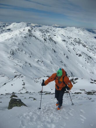 Zu Fuß die letzten Meter zum Gipfel