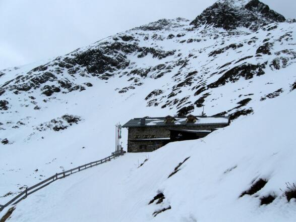 Die Hütte sieht man erst im letzten Moment, nachdem man die felsigen Flanken des Sulzbichls umrundet hat.