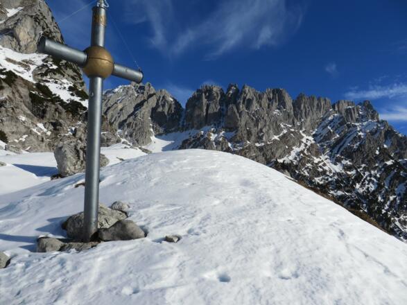 Kreuz in der Hochgrube, hinten mittig der Bauernpredigtstuhl usw.
