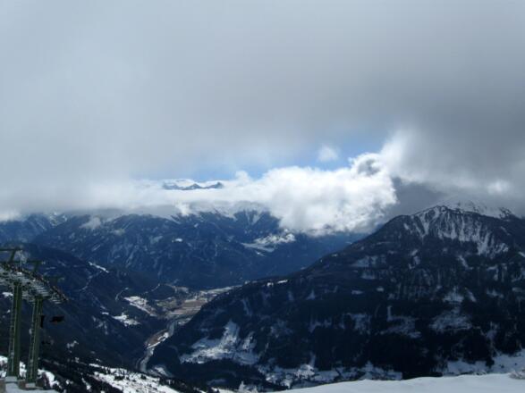 Die Wolken lassen nur einen kurzen Blick nach Süden zu.