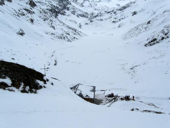 Gleich hinter der Hütte geht es über einen kurzen steilen Südhang auf den unscheinbaren Bichl.