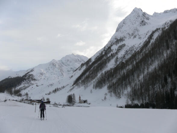 hinter der Heilig Geist Kapelle geht&#039;s rechts ins Windtal