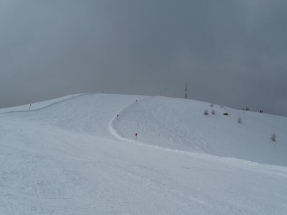 Die letzten Höhenmeter vor dem Gipfel. Auch hier kann man ungestört neben der Piste aufwärts gehen.