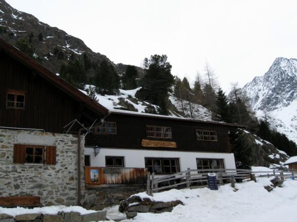 Urige Alm, aber noch nicht das Ziel.