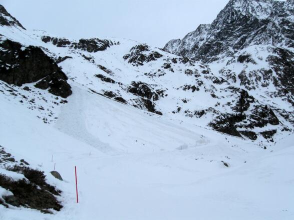 Auf dem Weiterweg zur Amberger Hütte sind immer wieder Lawinenstriche zu queren.