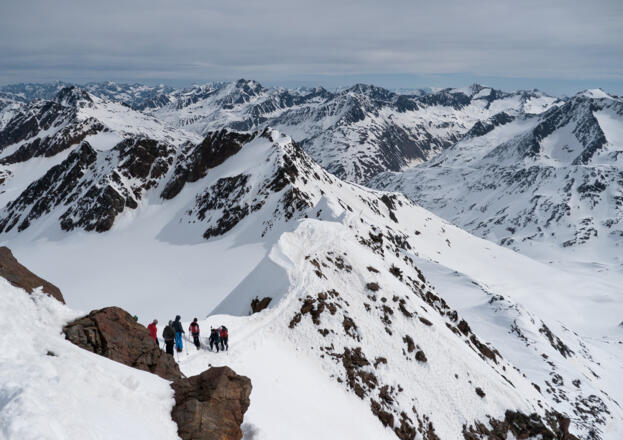 Blick vom Gipfel der Fineilspitze Richtung Nordost, im Hintergrund Sennkogel und Talleitspitze