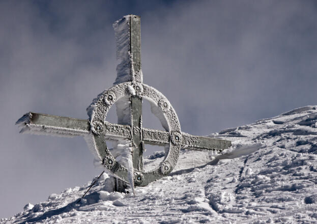 Fluchtkogel: verschneites Gipfelkreuz