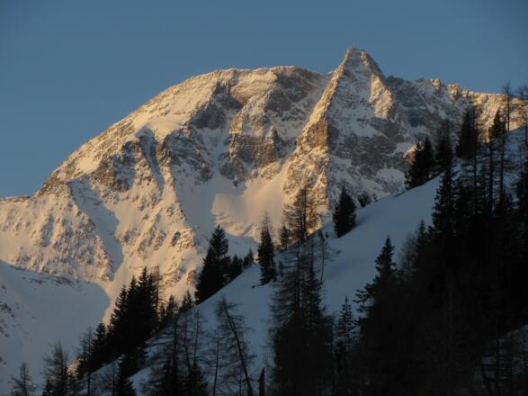 Am gegenüberliegenden Sonnblick geht bereits die Sonne auf