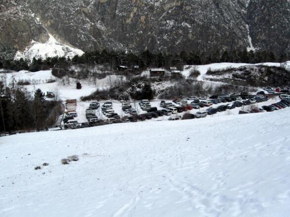 Blick von der ersten Wiese hinunter auf den Parkplatz bei den Bergbahnen in Rifenal.